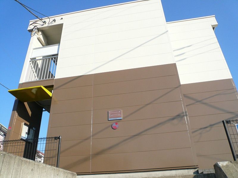 平塚市岡崎のアパートの建物外観