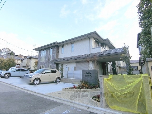 【京都市右京区鳴滝本町のアパートの建物外観】