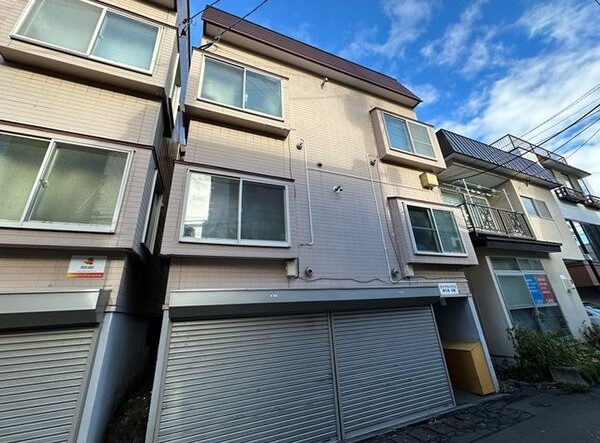 札幌市中央区南五条西のアパートの建物外観
