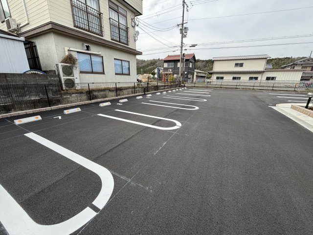 【ジェルメ園部IIIの駐車場】