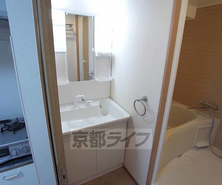 洗面設備　きれいな洗面台です