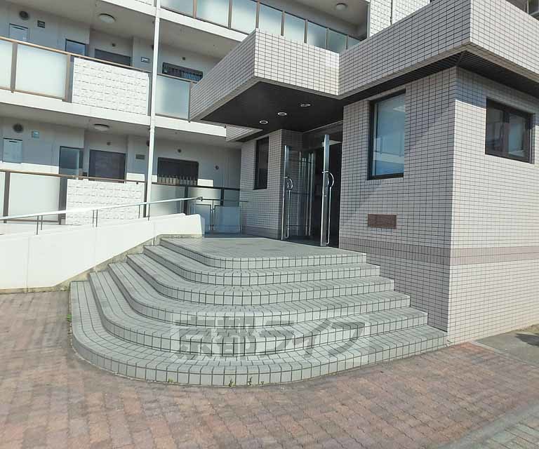 【亀岡市大井町並河のマンションのエントランス】