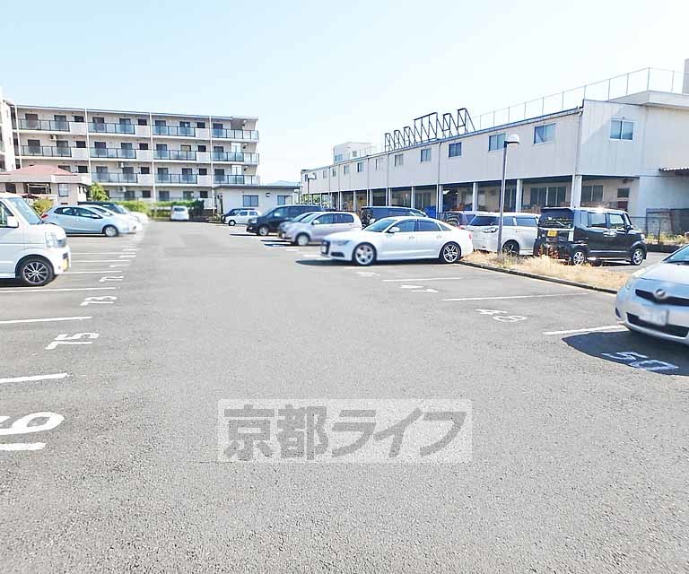 【亀岡市大井町並河のマンションの駐車場】