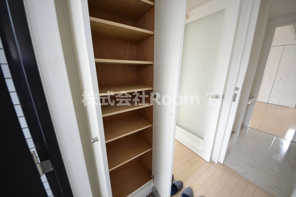 玄関　収納スペース豊富です
