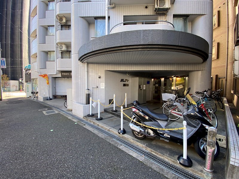 【神戸市灘区岩屋北町のマンションのエントランス】