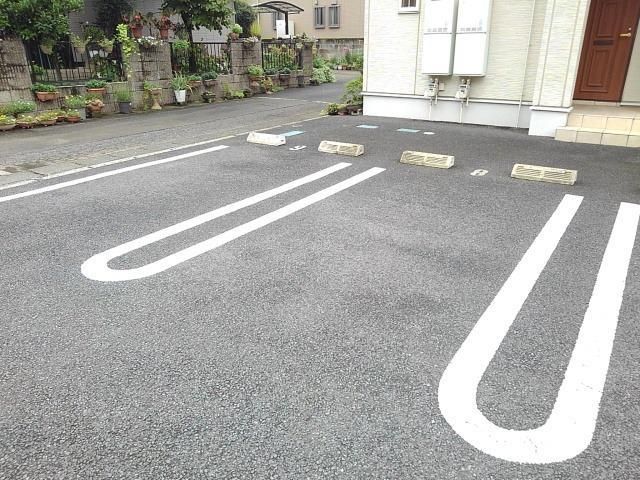 【小山市大字間々田のアパートの駐車場】