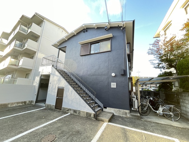 箕面市小野原東のアパートの建物外観