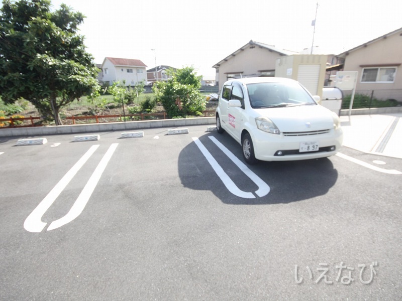 【岡山市南区万倍のアパートの駐車場】