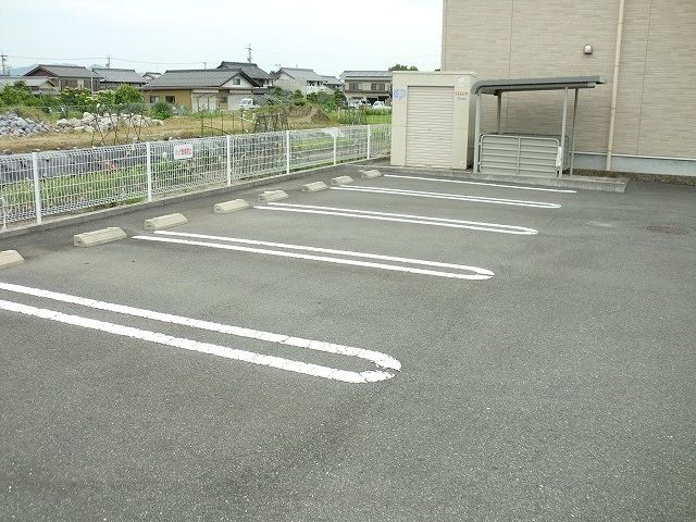 【揖斐郡池田町本郷のアパートの駐車場】