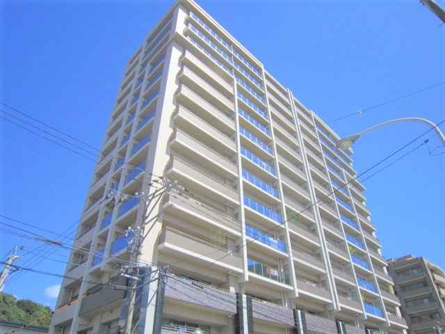 広島市南区比治山本町のマンションの建物外観