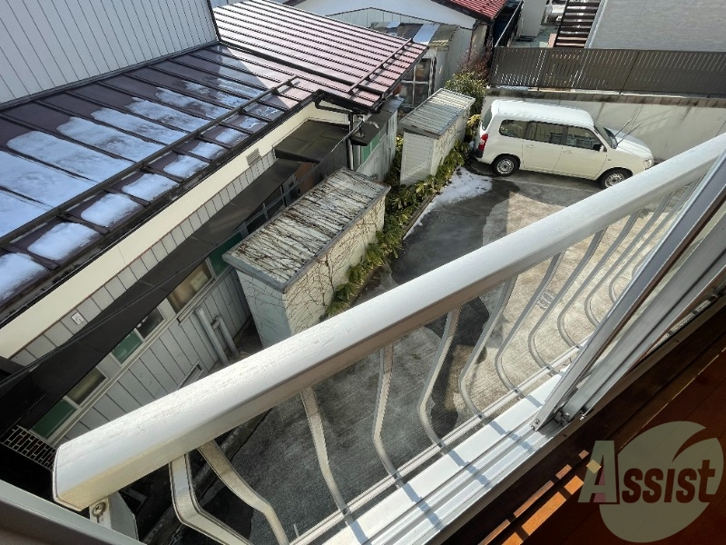 バルコニー　バルコニーは無いですが、柵があり安全ですね。