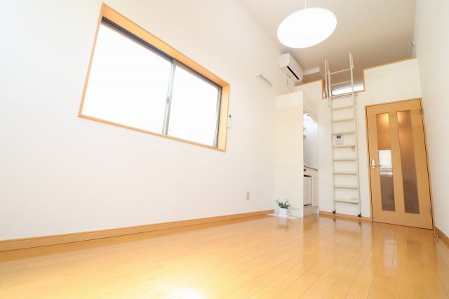 居室・リビング　※写真は105号室使用