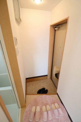 玄関　※写真は105号室使用