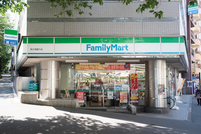 コンビニ　ファミリーマート 南大塚通り店（コンビニ）まで235m