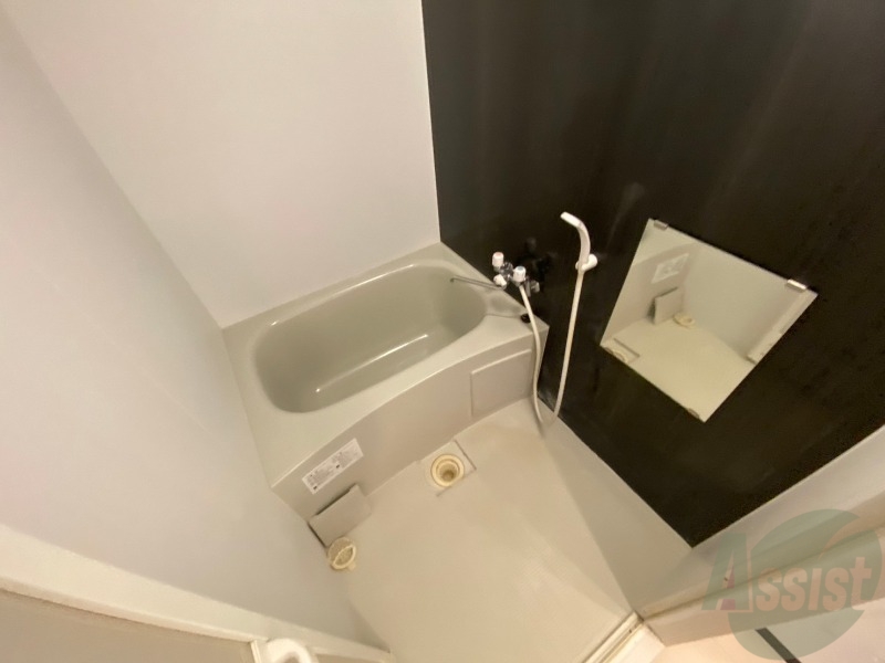 バス・シャワールーム　バスルームは狭すぎず、シャワーも浴びやすそうです。