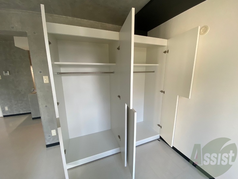 収納　収納を開けてみました。奥行きがありますね。