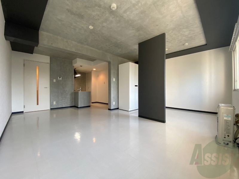 居室・リビング　白さが清潔感を出してくれます。お部屋も明るいですね。