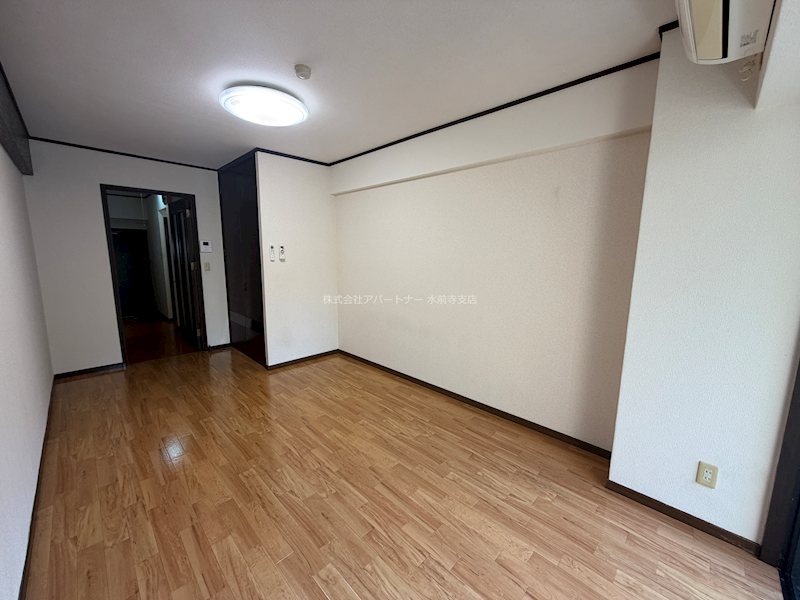 居室・リビング　清潔感のあるお部屋です!天井も高め！