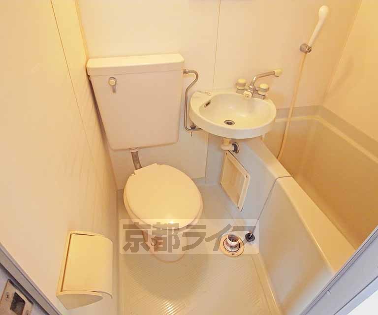 トイレ　清潔感のあるバスルームです。