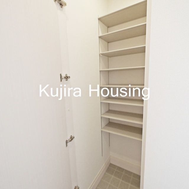 玄関　★玄関には傘もしまえるシューズインクローク完備★