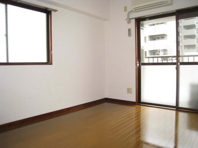 居室・リビング　同物件、別号室のものです。