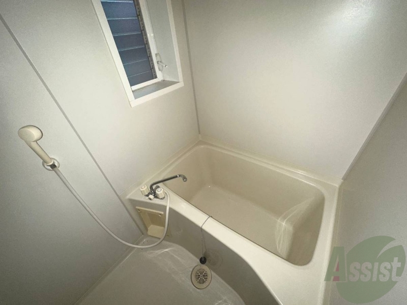 バス・シャワールーム　浴槽付きのお風呂です。ここで一日の疲れを癒しましょう。