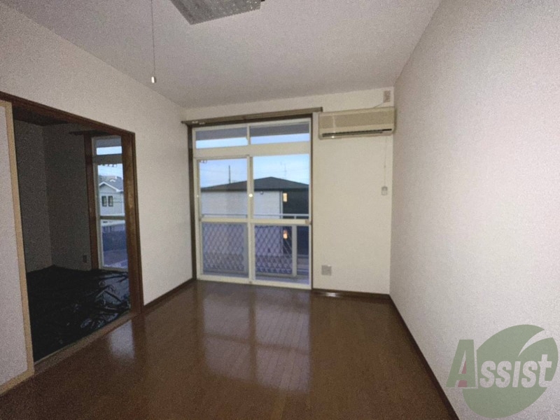 居室・リビング　こちらは洋室６帖です。大きな窓がついていますね。