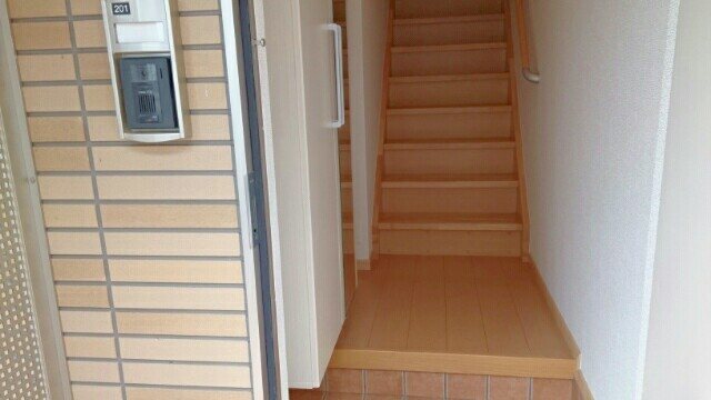 玄関　※間取り反転タイプの写真です