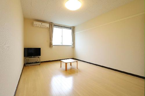 居室・リビング　１Ｆはフローリング仕様・２Ｆは絨毯仕様になります。