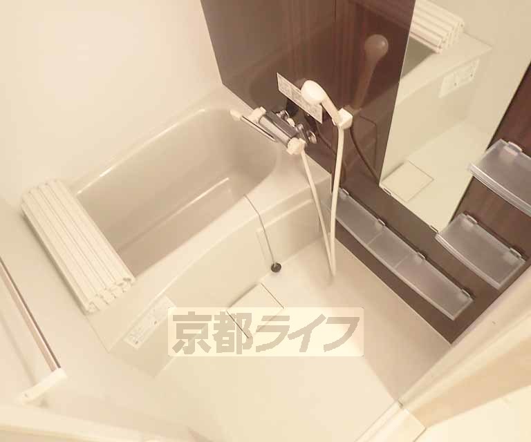 バス・シャワールーム　清潔感のあるバスルームです。