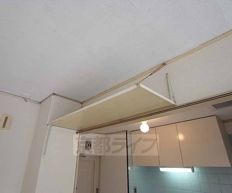 収納　キッチン上の吊り棚です