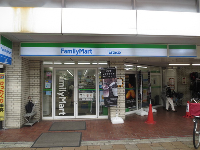 コンビニ　ファミリーマート（コンビニ）まで296m