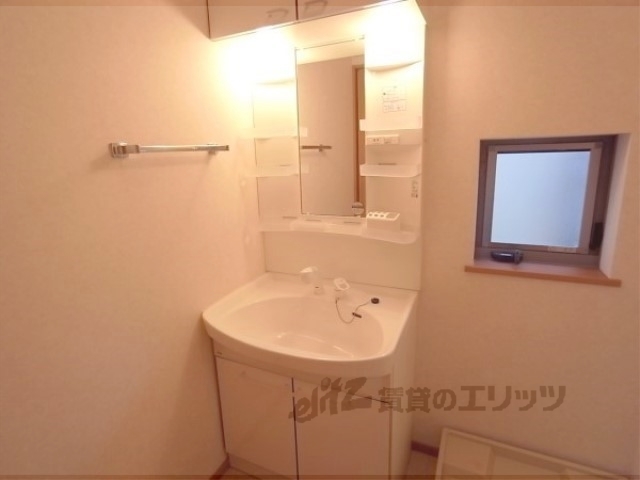 洗面設備　独立洗面台付きです。