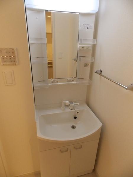 洗面設備　写真は同タイプの別のお部屋のものです。