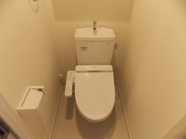 トイレ　写真は同タイプの別のお部屋のものです。