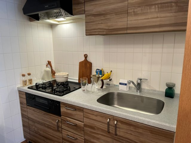 キッチン　三口ガスコンロで広めのシンクです。