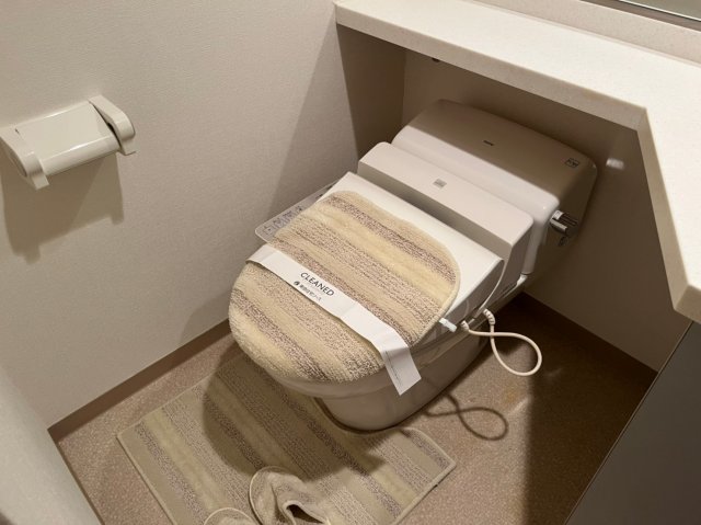 トイレ　温水洗浄便座機能がついているので助かります。