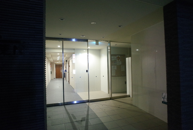 エントランス　夜に撮影しました