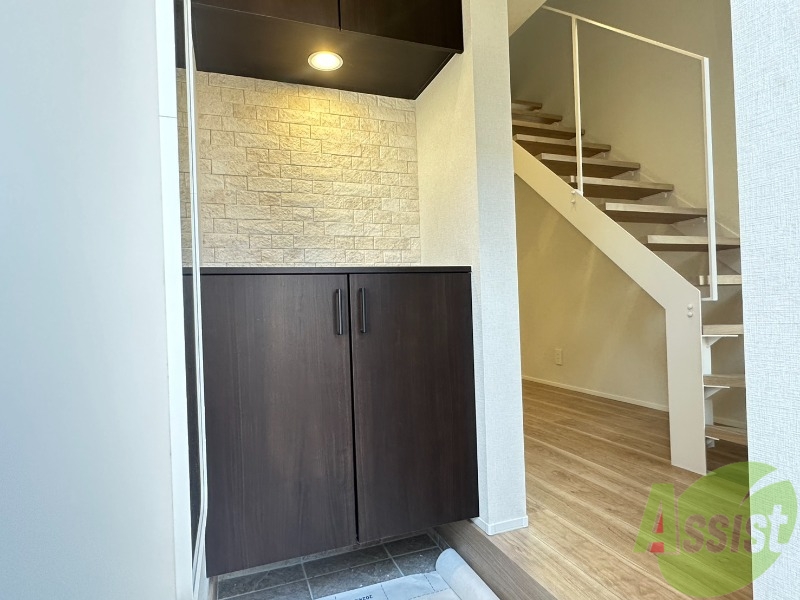 玄関　玄関から撮影しました。明るい印象ですね。