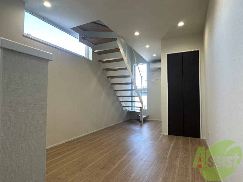 居室・リビング　９．８帖のＬＤＫです。広々としてきれいですね。