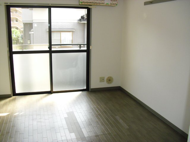 居室・リビング　同物件別号室