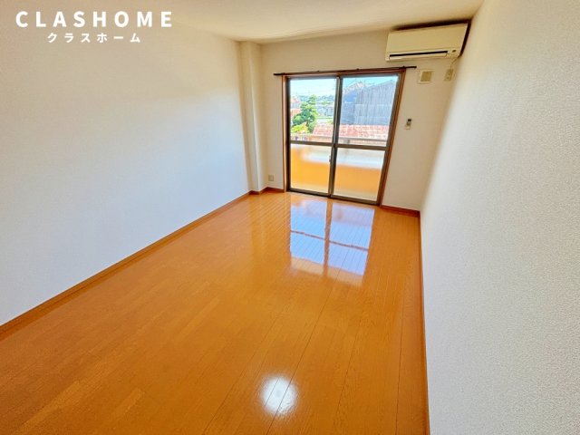 居室・リビング　同物件の別部屋になります。