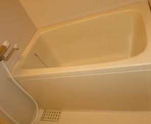 バス・シャワールーム　コンパクトで使いやすいお風呂です