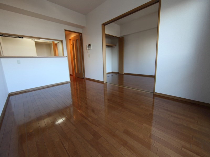 居室・リビング　ＬＤＫ10.4帖　カウンターキッチン　エアコン付　バルコニー