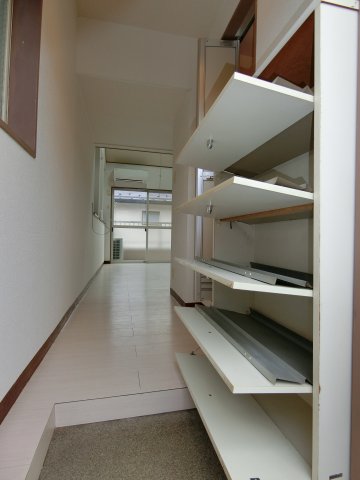 収納　玄関にシューズボックス。