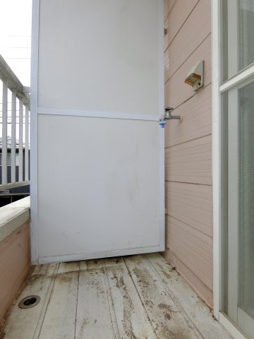 その他　バルコニーに洗濯機置き場。