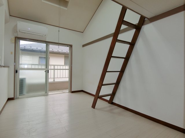 居室・リビング　南向きの明るい居室スペース。