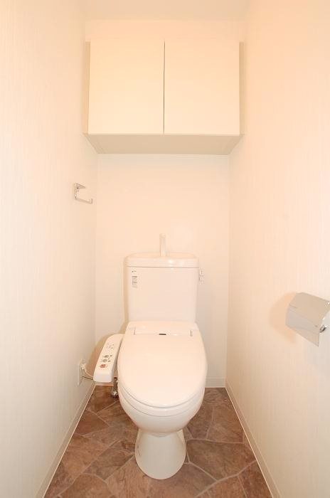 トイレ　棚収納に温水洗浄便座付きのトイレ