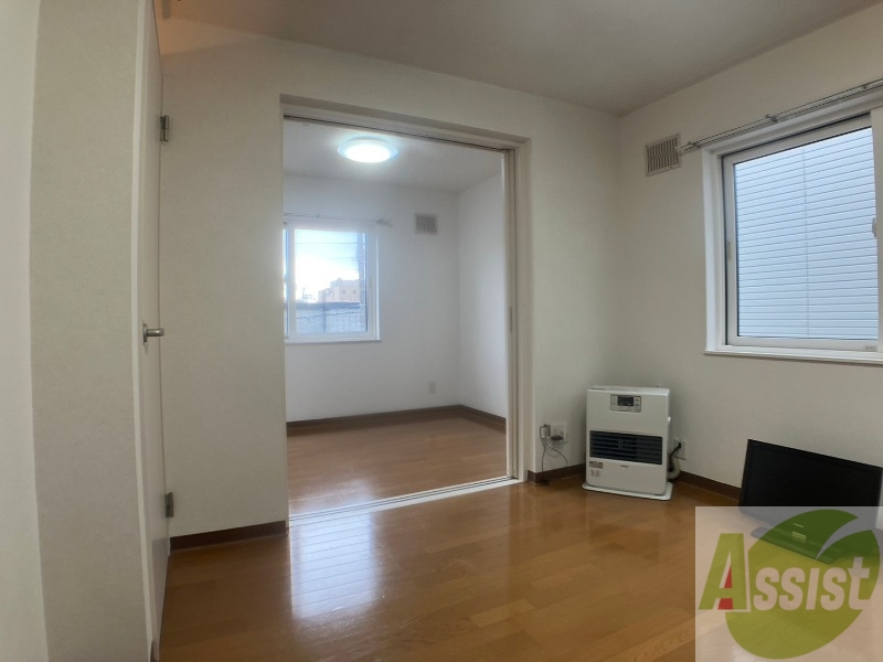 居室・リビング　リビングです。木目のフローリングが落ち着きますね。