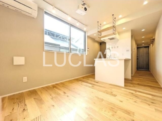 居室・リビング　落ち着いた色味の床材がくつろぎ空間を演出♪